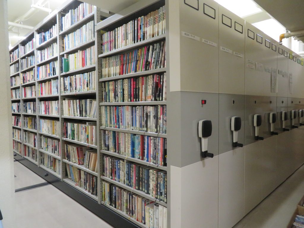 図書館の本棚が並ぶ内部の様子を示した画像