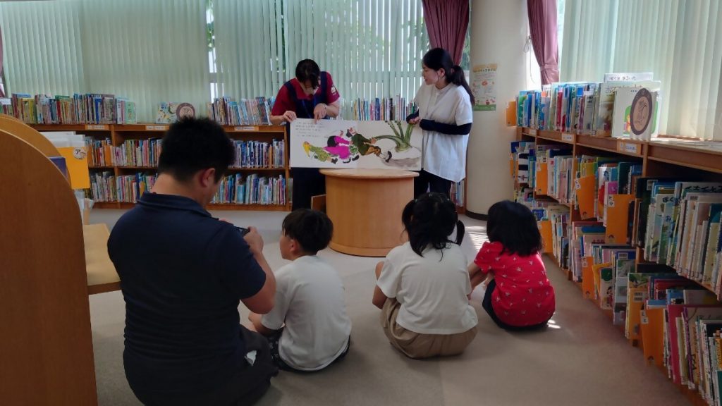 図書館で子供たちが大人の指導を受けながら活動している様子。