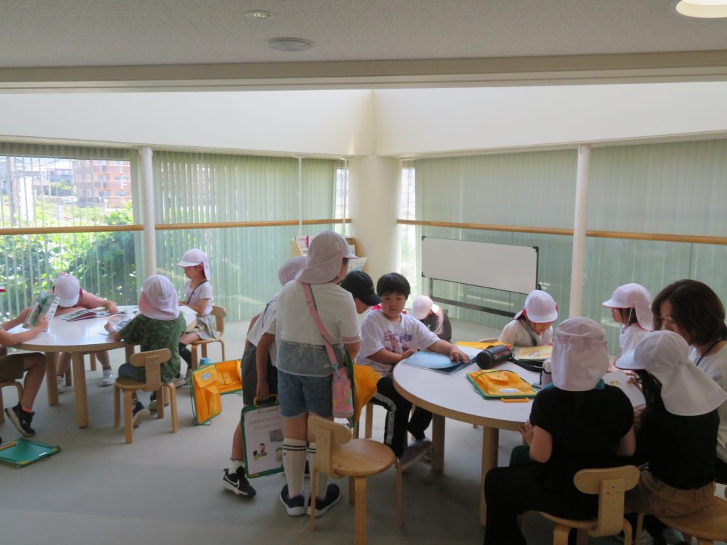 子供たちが机を囲んで学習している教室の風景。