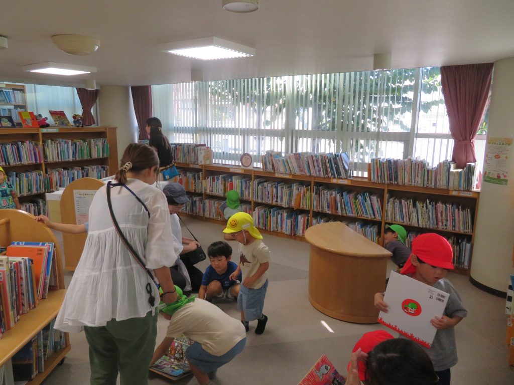 子供たちが図書館で本を持っている様子が写っている画像