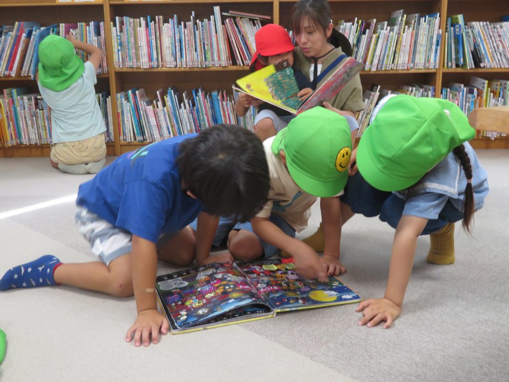 子供たちが図書館で本を読んでいる様子。