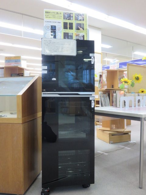 黒い冷蔵庫が室内に置かれている画像