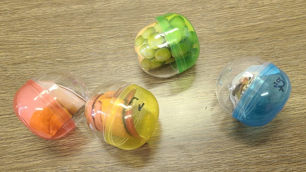 カラフルなキャンディが緑の背景の上に置かれている。