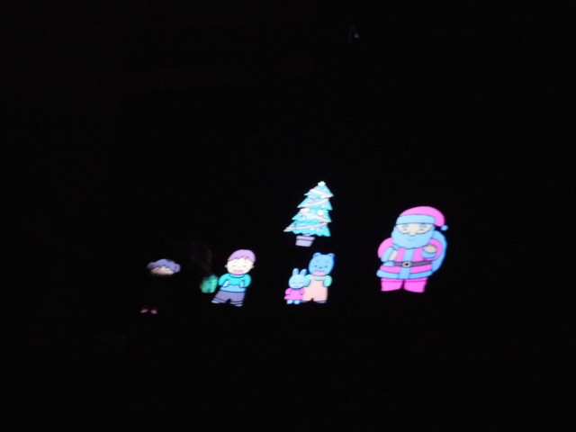 クリスマスのキャラクターたちとクリスマスツリーが描かれた暗い背景の画像