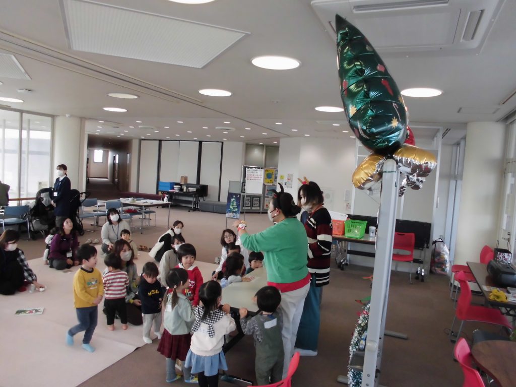 子供たちが集まって活動をしている室内の様子。