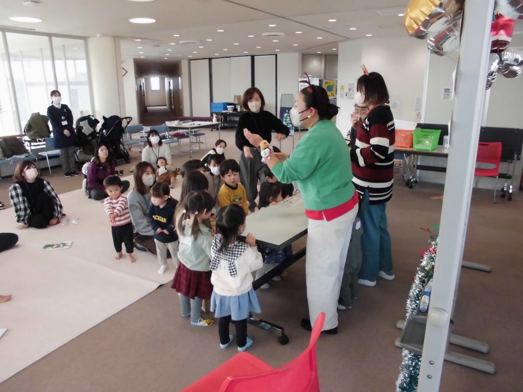 子どもたちが大人の指導の下で活動している室内の様子。