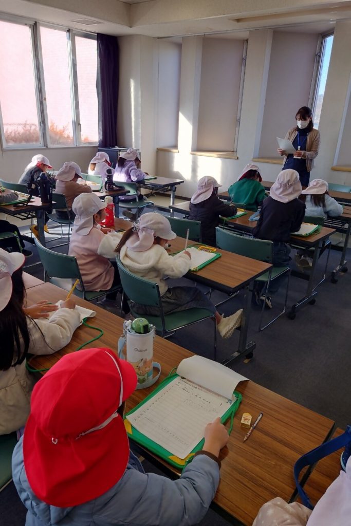 教室で生徒たちが授業を受けている様子が写っている画像。