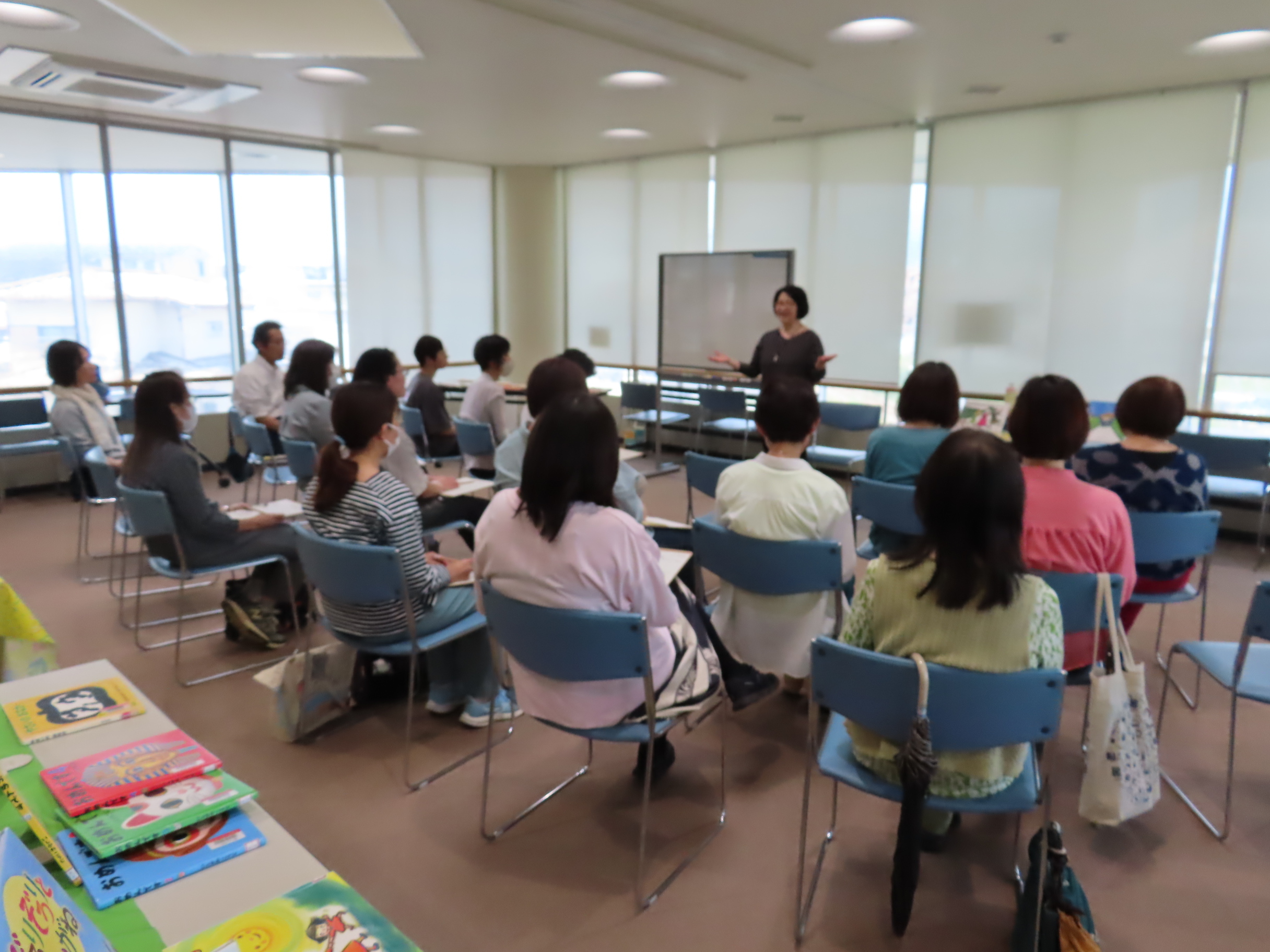 講師が立ち受講者が列に座って聞いている様子