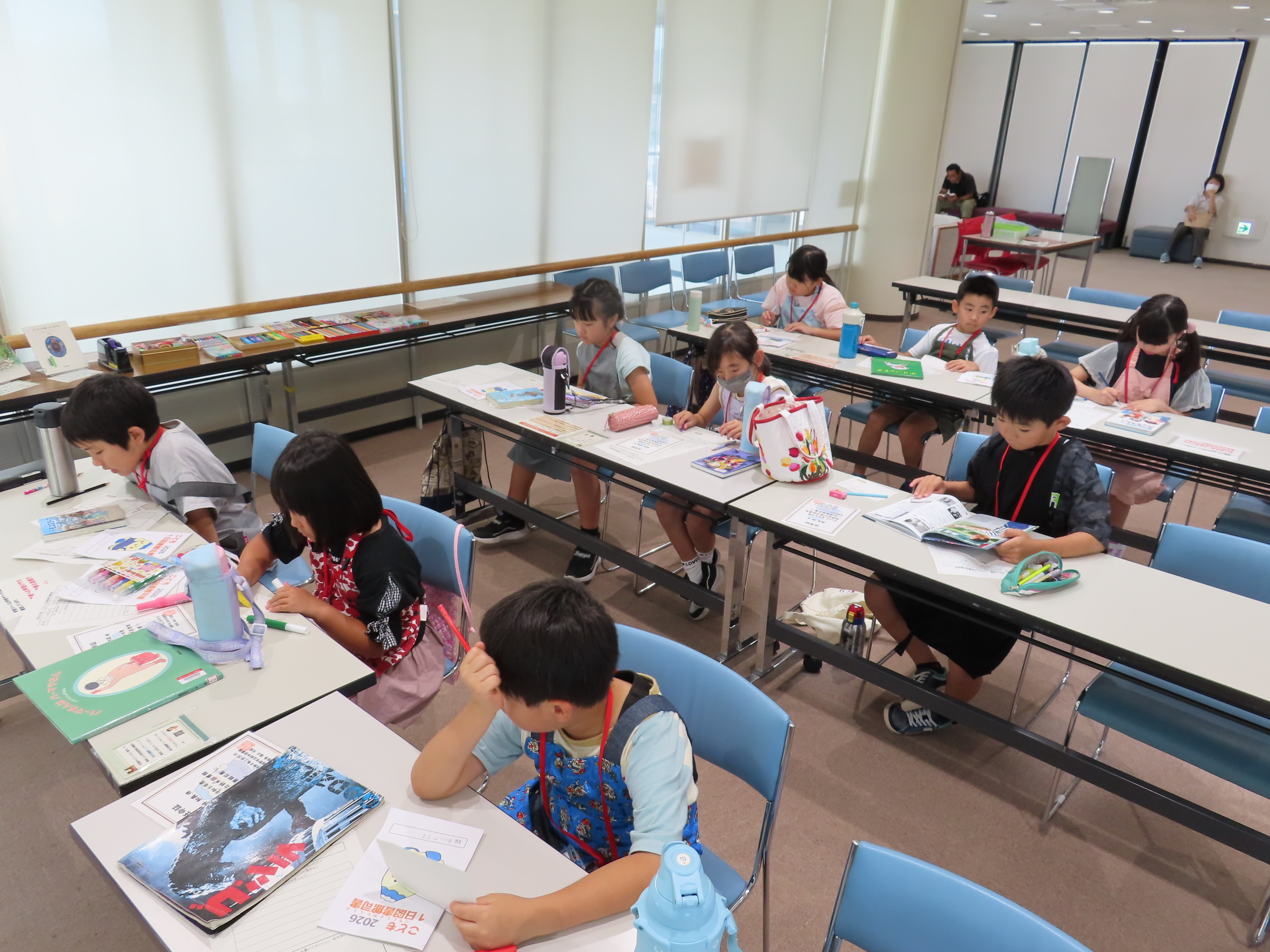 小学生の子どもたちがそれぞれポップ作りに取り組んでいる様子