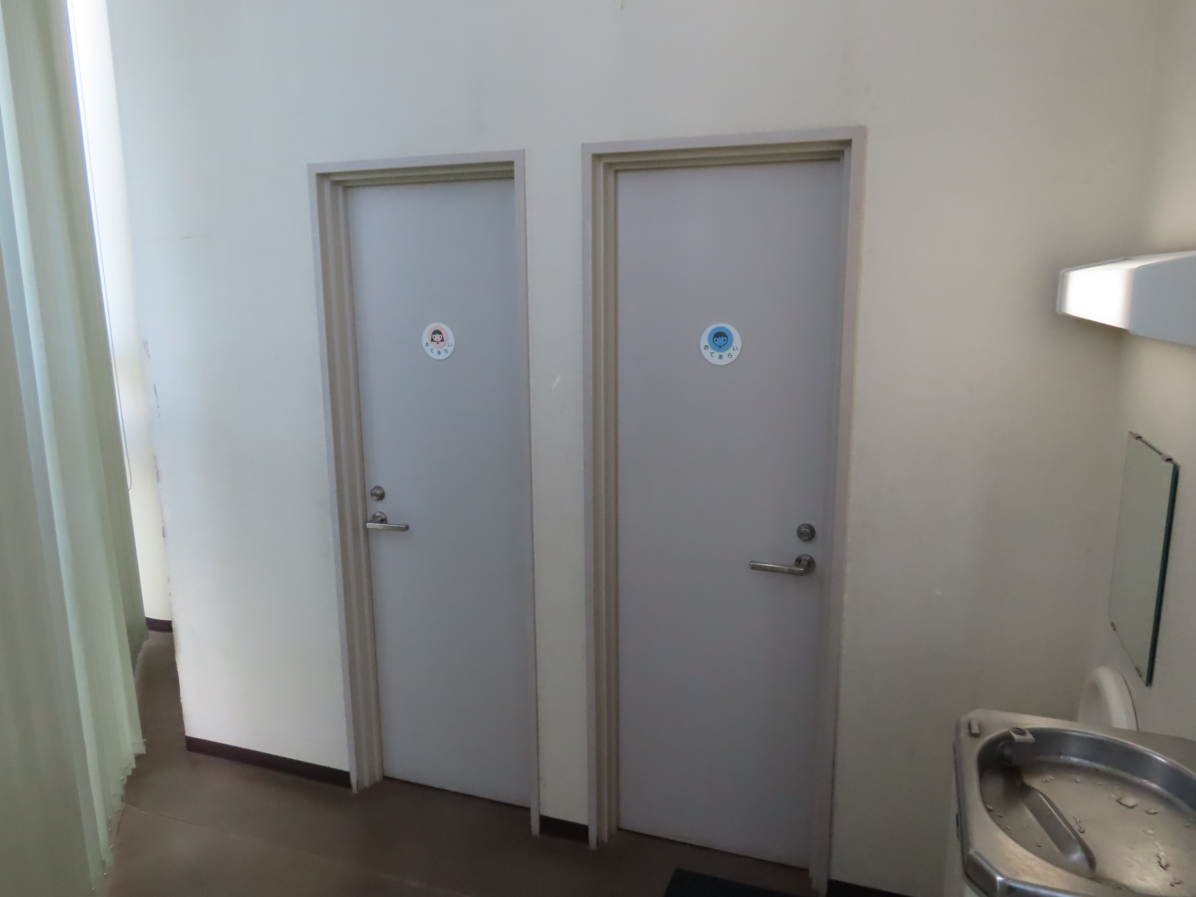 廊下の壁に並んだ二つのキッズトイレの入り口。