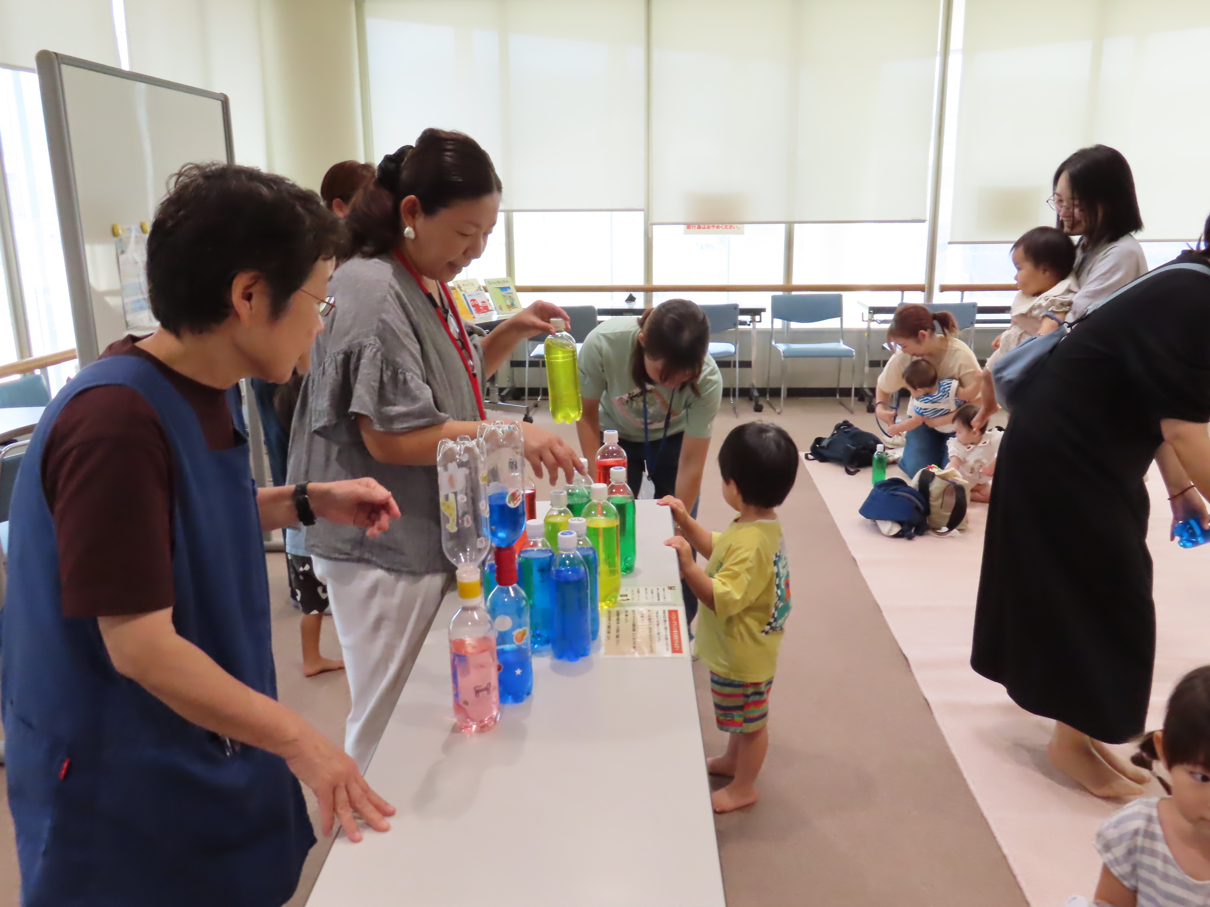 好きな色水のペットボトルを選びます