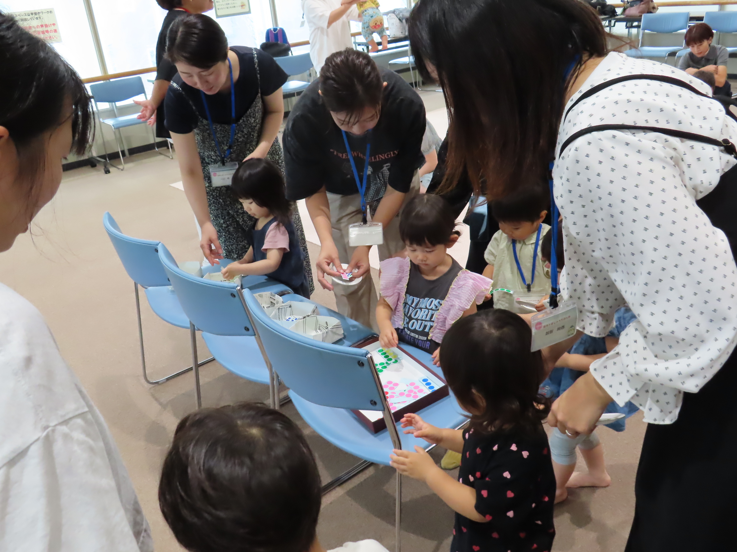 青い椅子あるシールを選んでいる様子