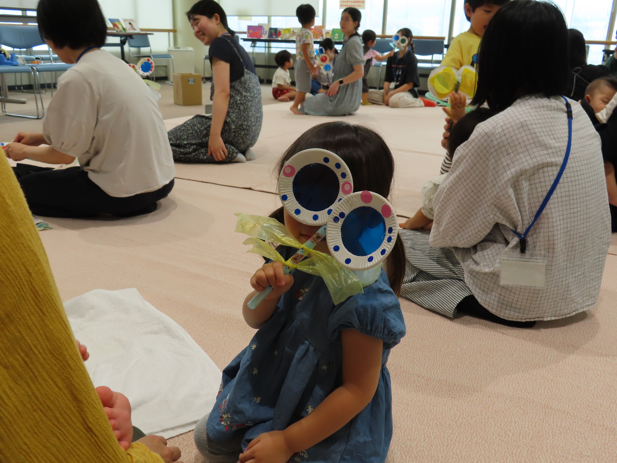 作成したとんぼのめがねを顔に当てている様子