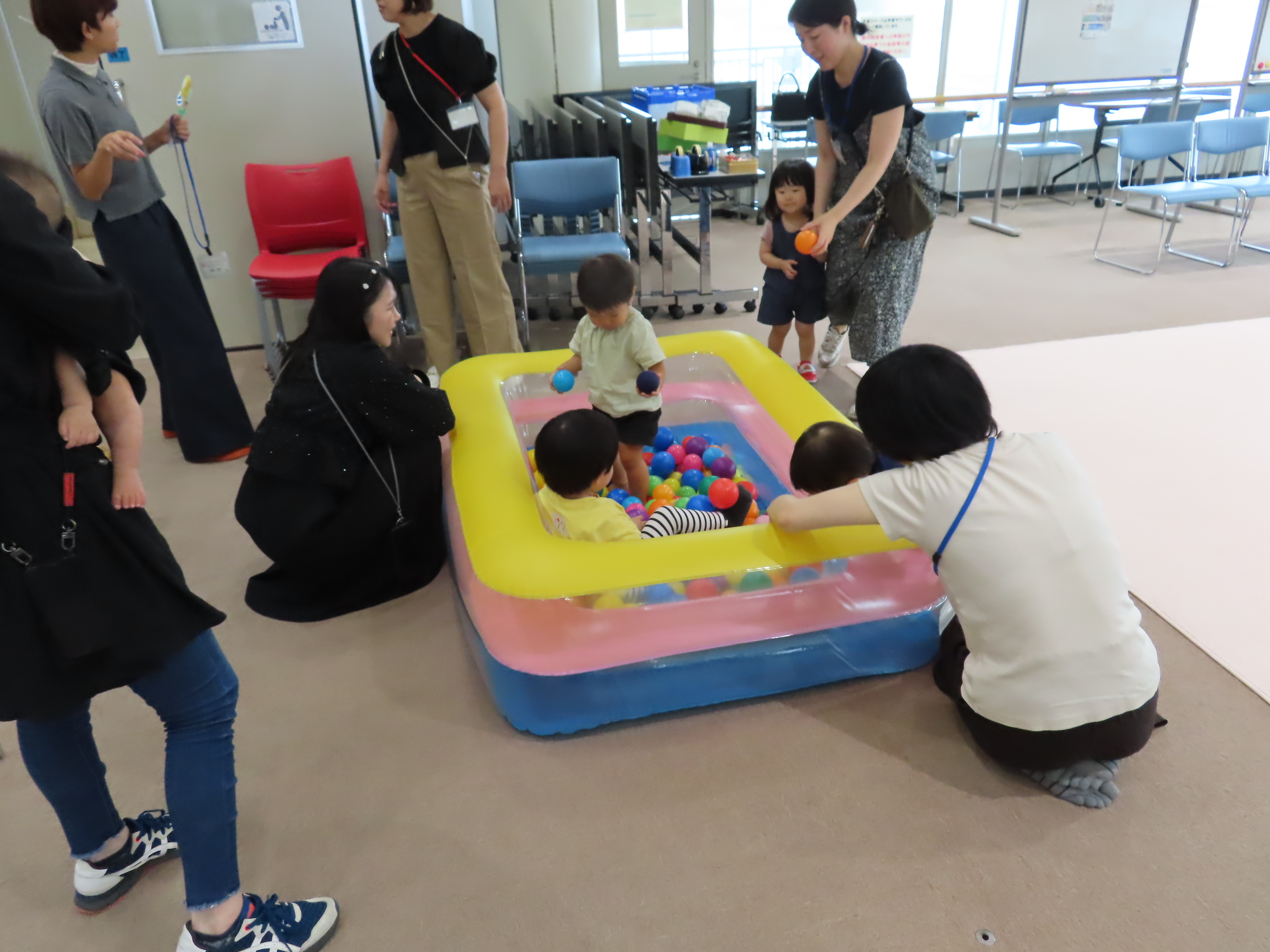 子どもたちがカラフルなボールプールで遊んでいる様子
