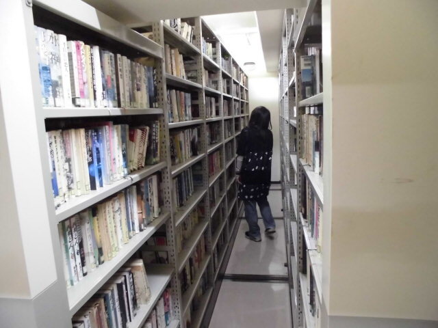 閉架書庫で本を探す人