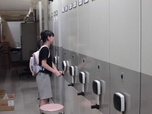 本棚を回している