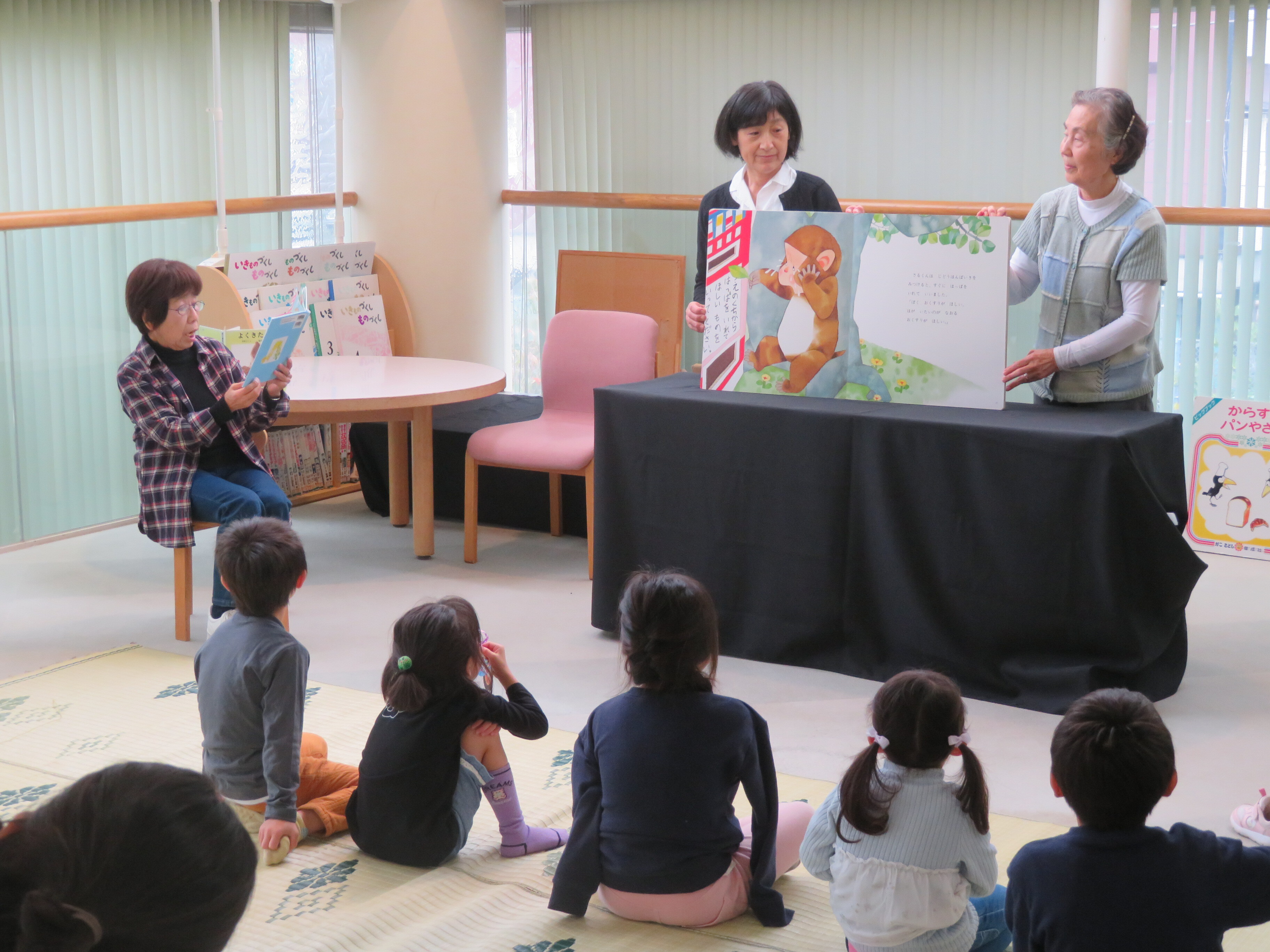 昨年度の鈴木図書館まつりの大型絵本の読み聞かせの様子