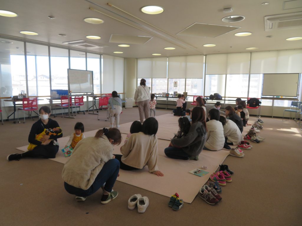 子供たちが室内で活動している様子が映っている画像。