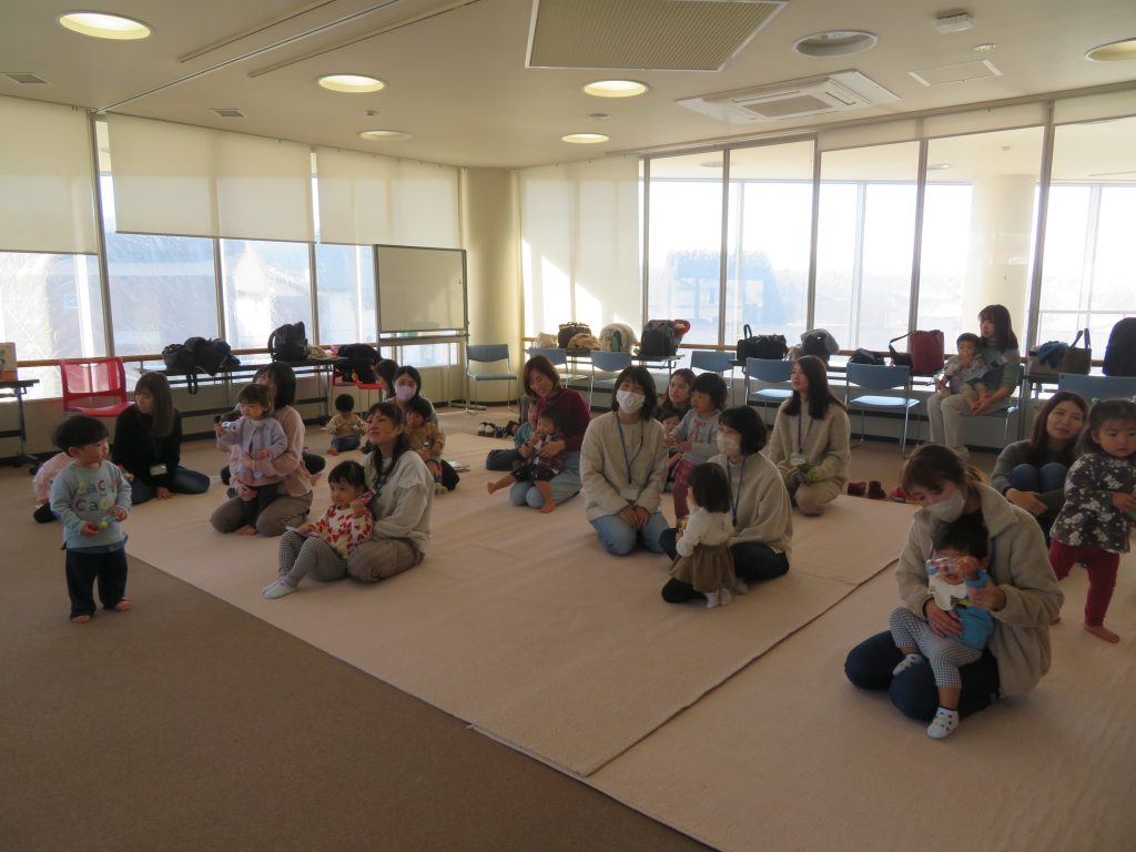 子どもたちと大人が室内で座っている様子を示す画像