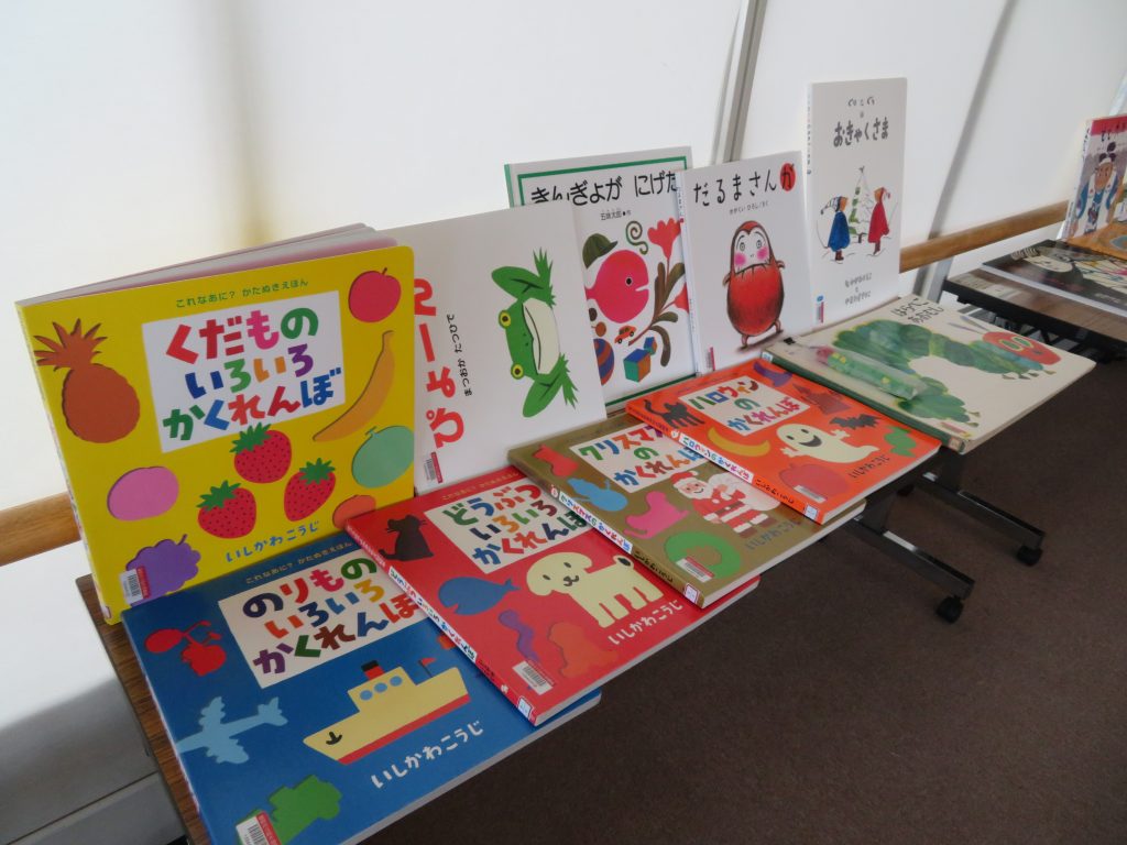 カラフルな絵本が並んでいるテーブルの上の様子。