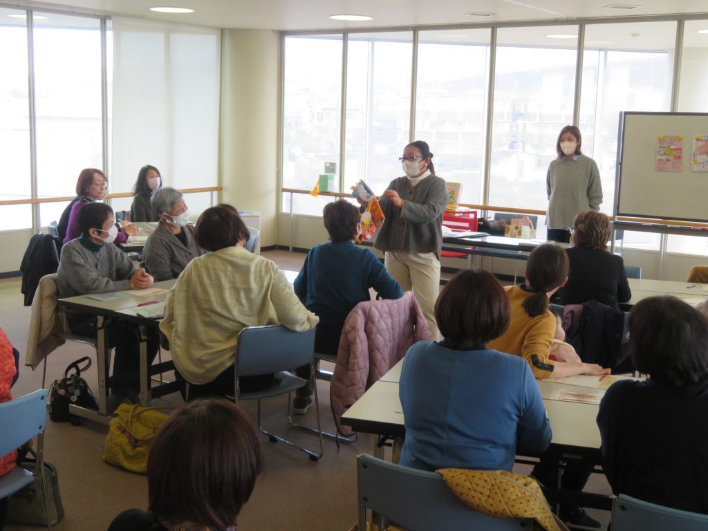 教室でのセミナー中に参加者が講師の話を聞いている様子。