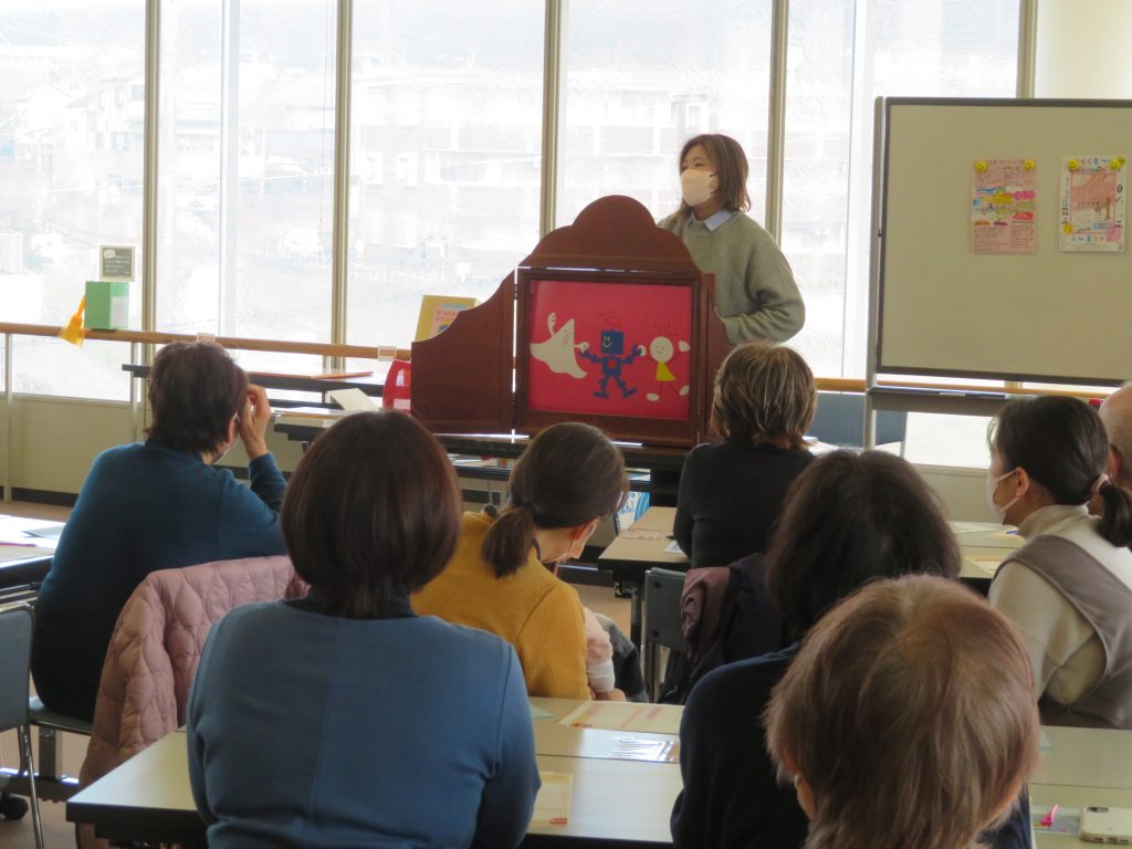 教室で人々が講演を聞いている様子が写っている画像