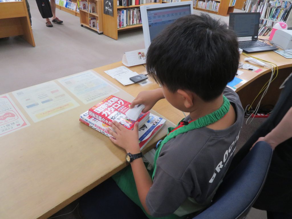 図書館で本を読む子どもがいる様子