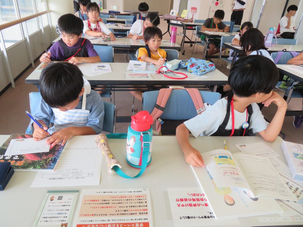 子どもたちが教室で机に向かって学習している様子。