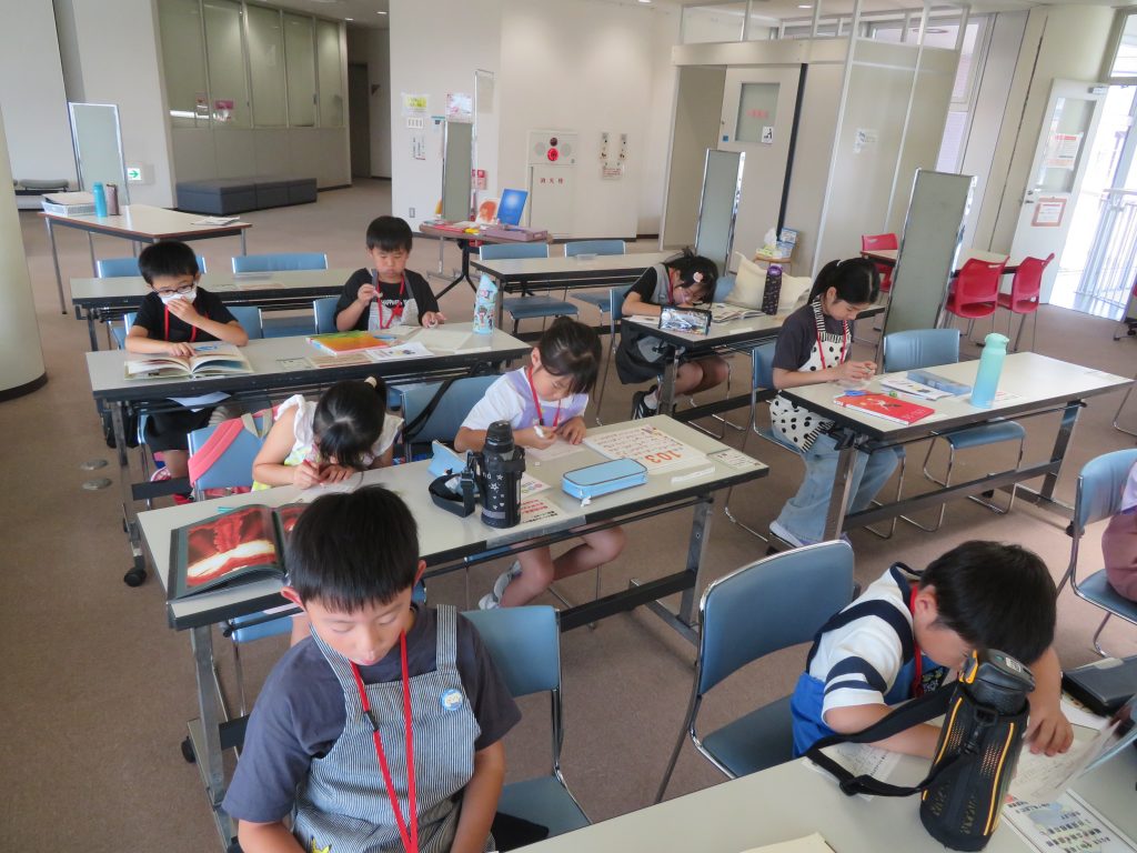 教室で作業に集中している子どもたちが座っている様子