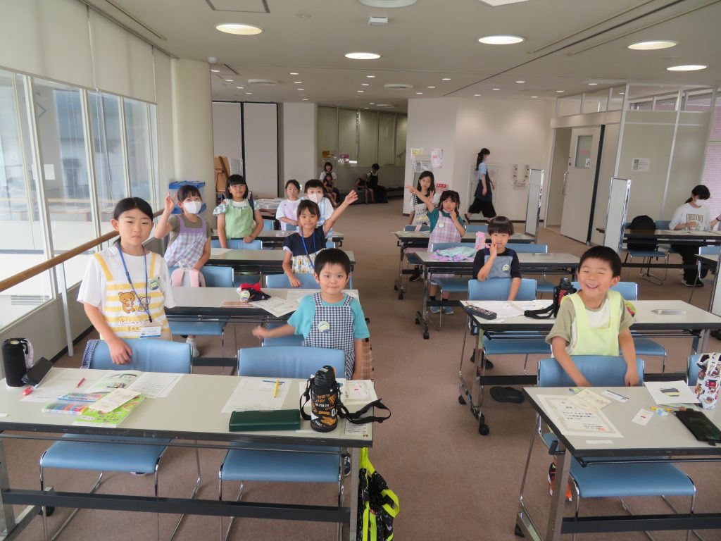 教室で座っている子供たちのグループが写っている画像です。