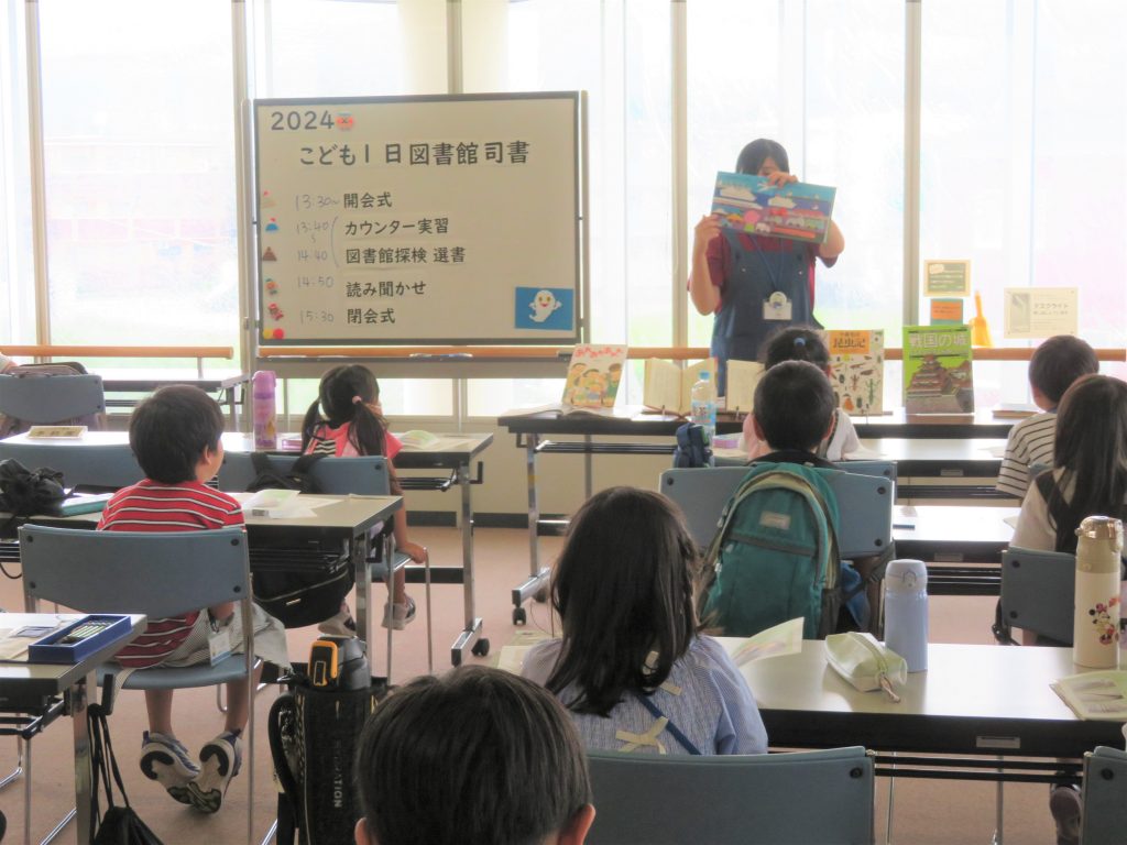 教室で教師が生徒に指導している様子の画像