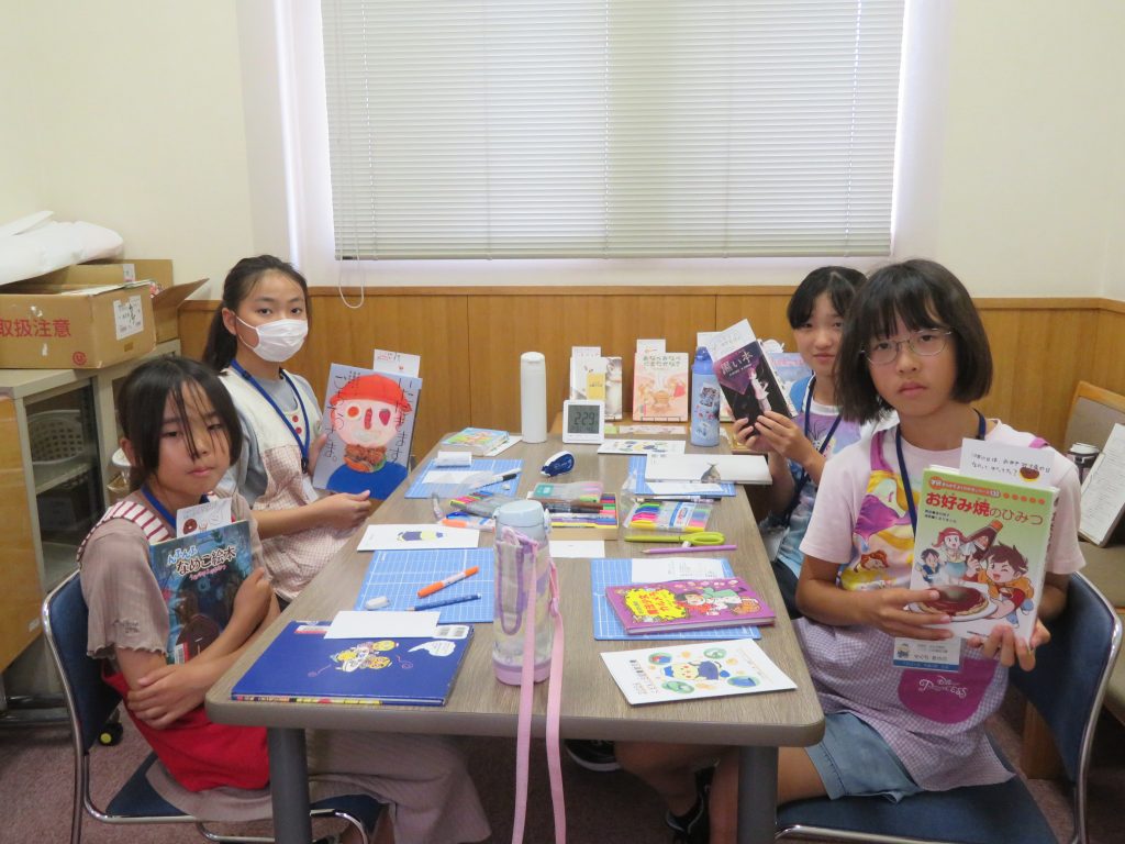 子供たちが机に座り、本や教材を使っている教室の様子。