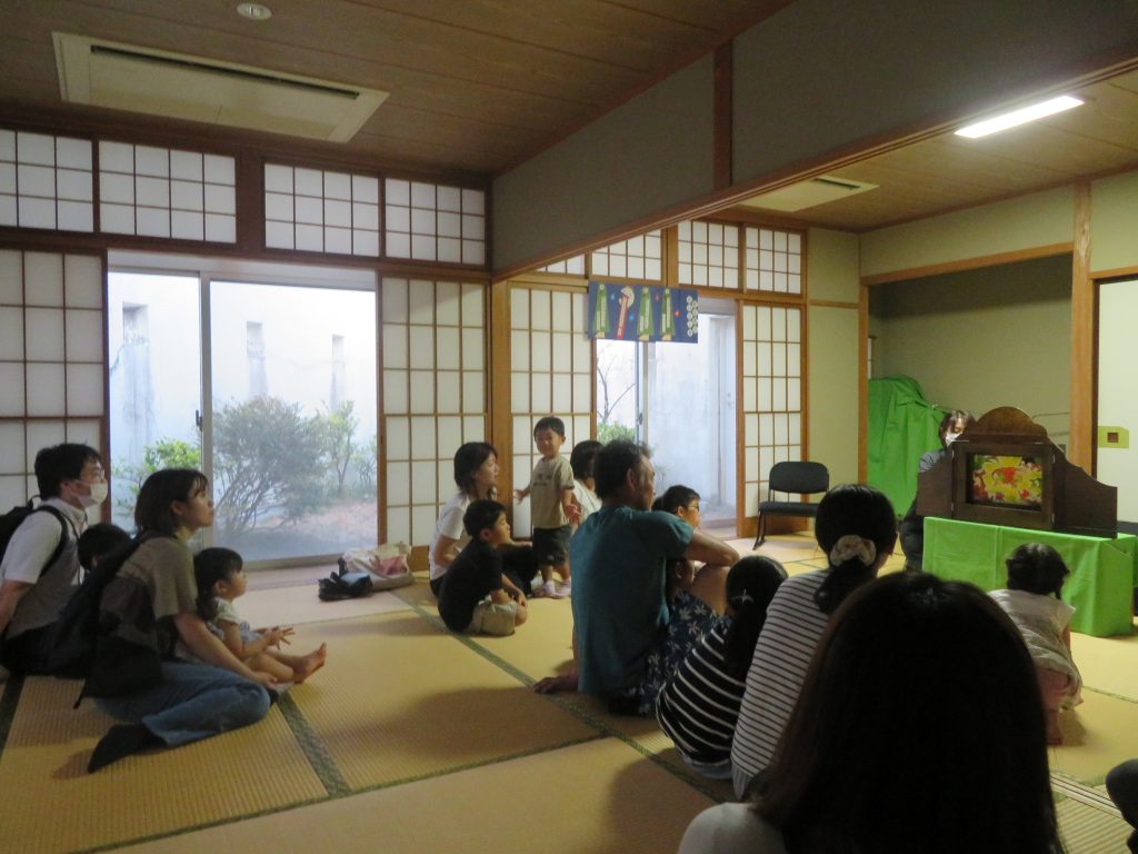 和室で座っている人々が集まっている様子が見える。