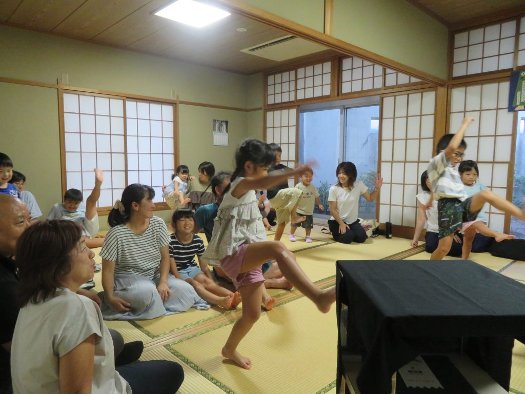 子供たちが和室で遊んでいる様子を写した写真。