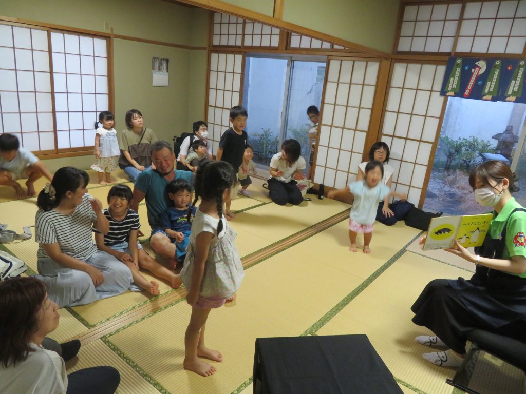 子供たちが和室で活動している様子が写っている画像。