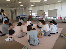 子供たちが教室で集まっている様子が映った画像