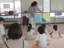 読み聞かせている写真