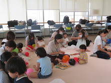 こどもたちとお話している写真