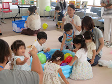 こどもが遊んでいる写真