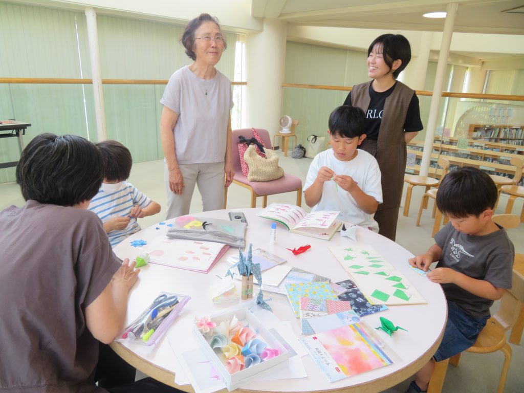 子供たちがテーブルでアート活動をしている様子。