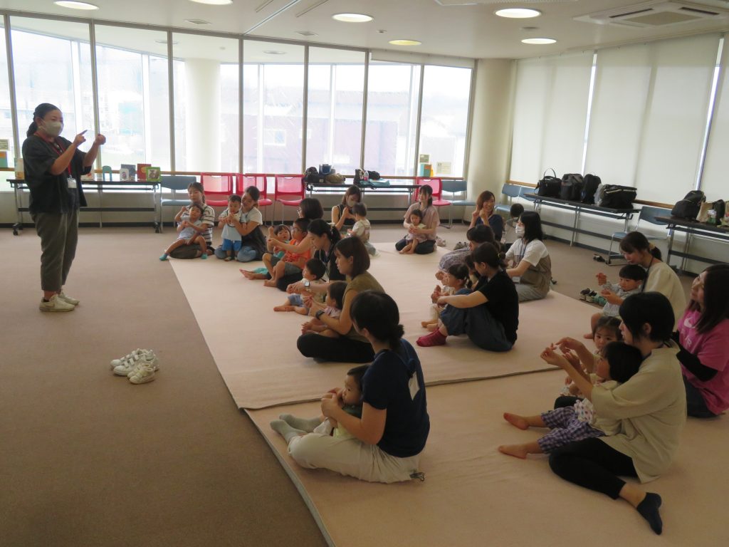 子供たちが座っている部屋で、講師が話をしている様子。