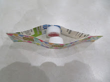 紙で作られた舟の形をしたオブジェクトが白い背景の上に置かれている。