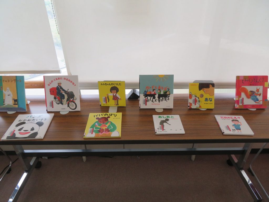 テーブルの上に並べられた色とりどりの絵本が写っている画像。