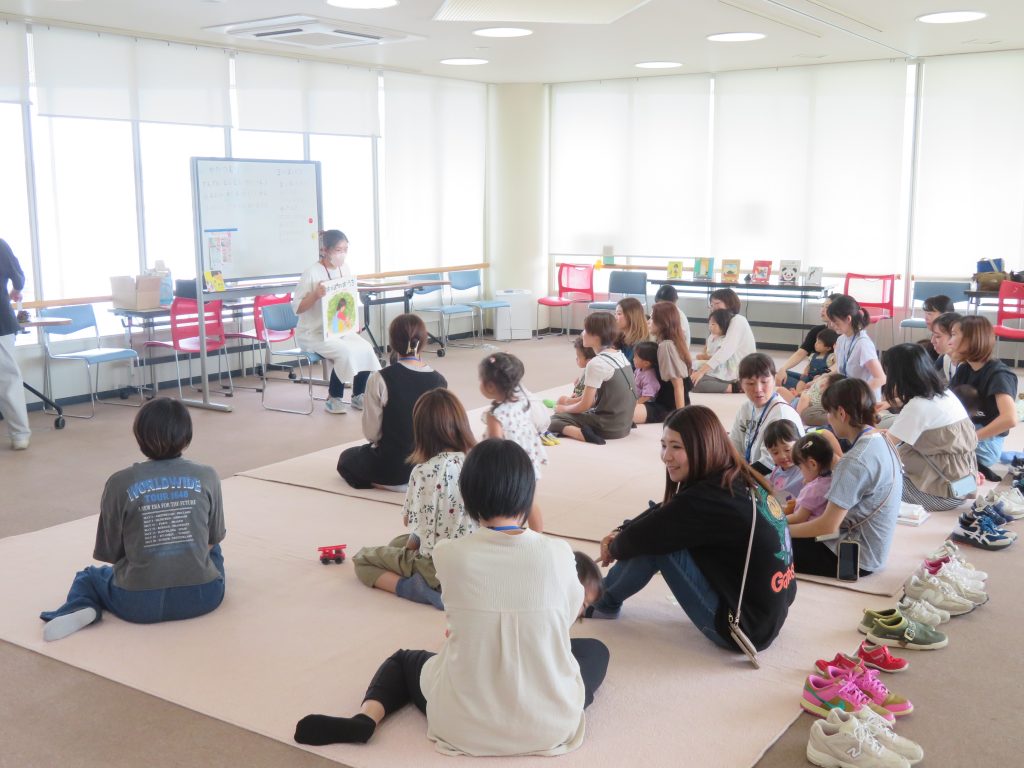 教室で座っている子供たちと講師がいる様子を示す画像