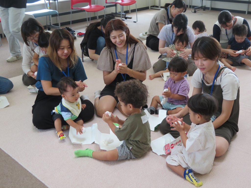 子供たちと大人が室内で一緒に遊んでいる様子