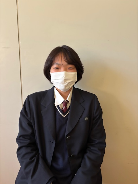 制服を着た人物が座っている写真