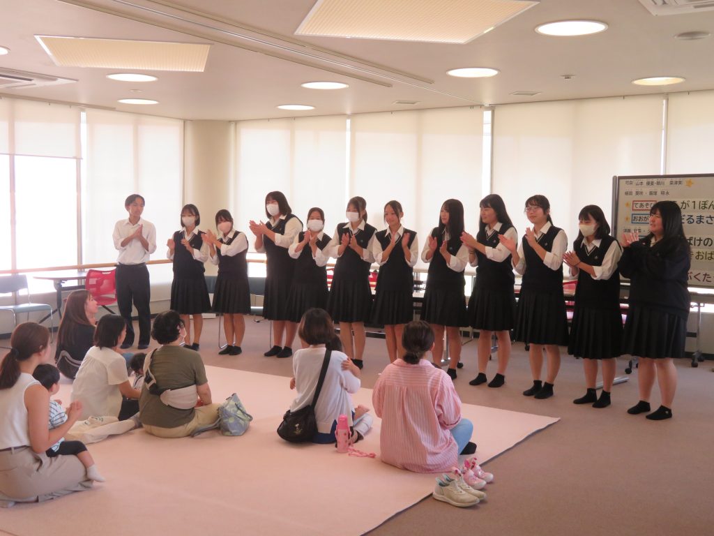 教室で制服を着た学生たちがグループで活動している様子が写っている画像。