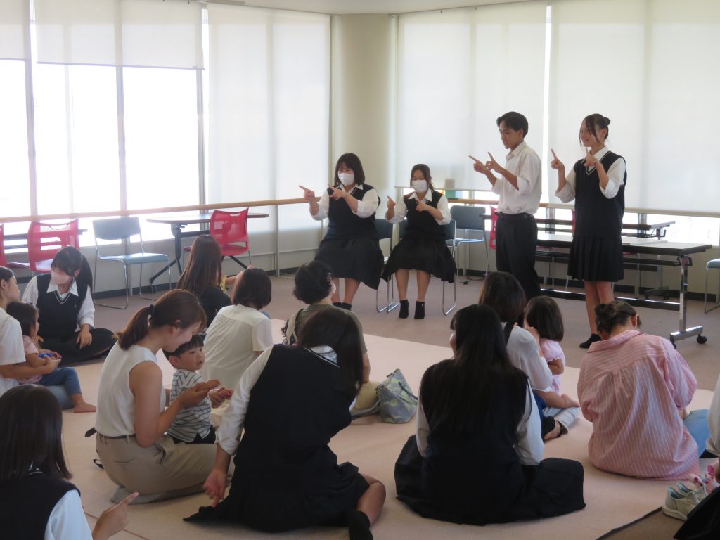 教室で数人の生徒がパフォーマンスを行っている様子が写っている画像