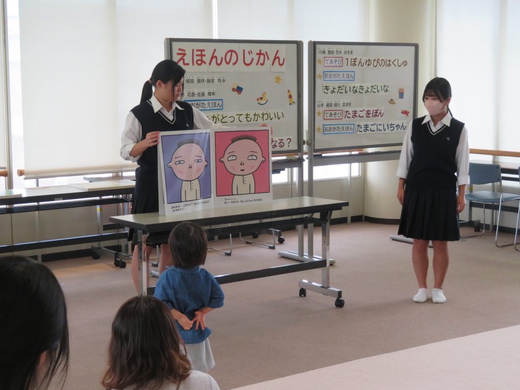 教室で生徒が感情を表現するための絵を示している様子の画像。