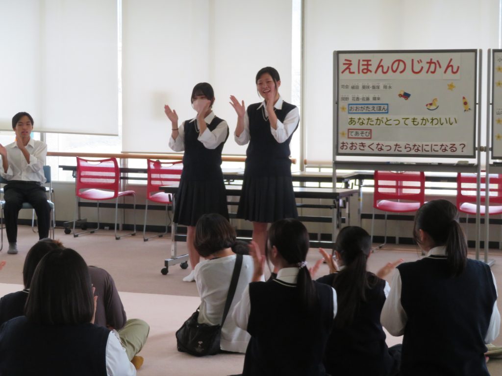 教室で子どもたちが発表を行っている様子で、後ろには掲示板がある。